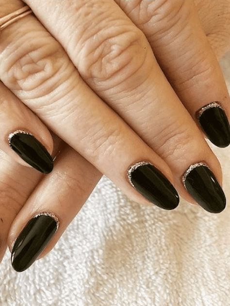 Czarny manicure z brokatem złotym