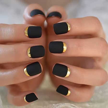 Czarny manicure ze złotym matowe krótkie
