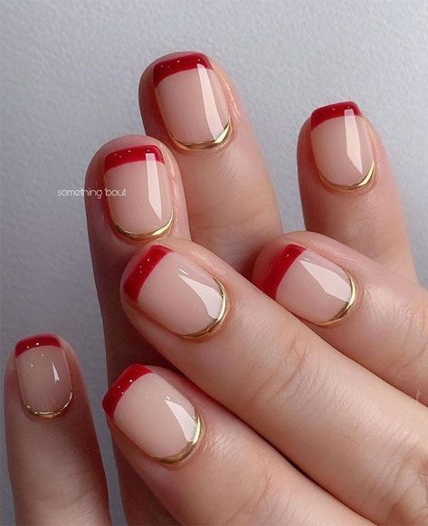 Czerwone paznokcie ze złotym krótkie