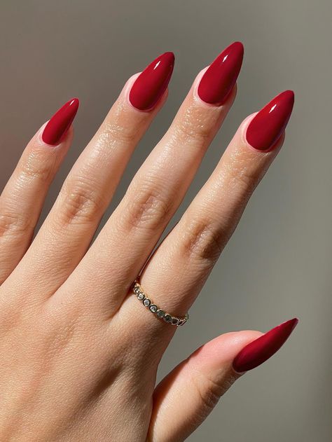 Czerwony manicure długi