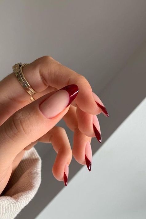 Czerwony manicure francuski