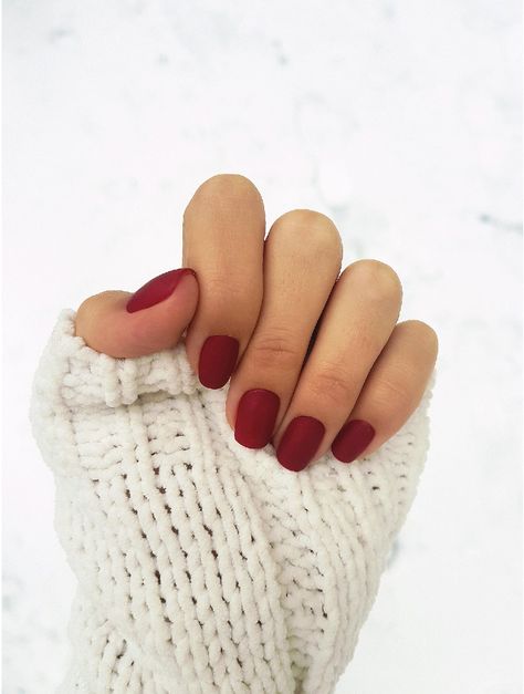 Czerwony manicure matowy krótki