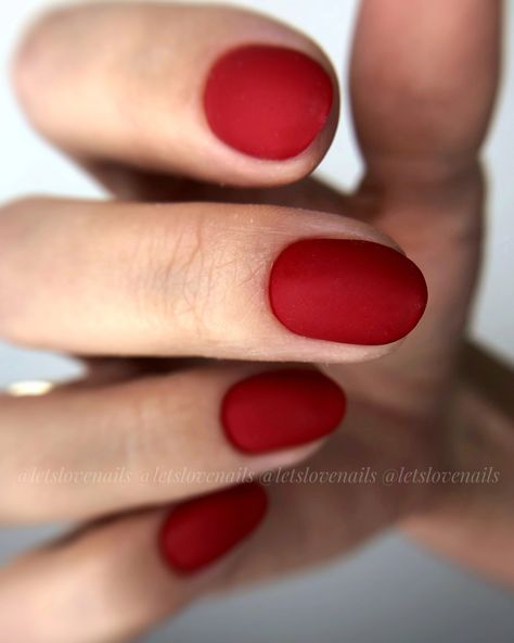 Czerwony manicure matowy okrągły