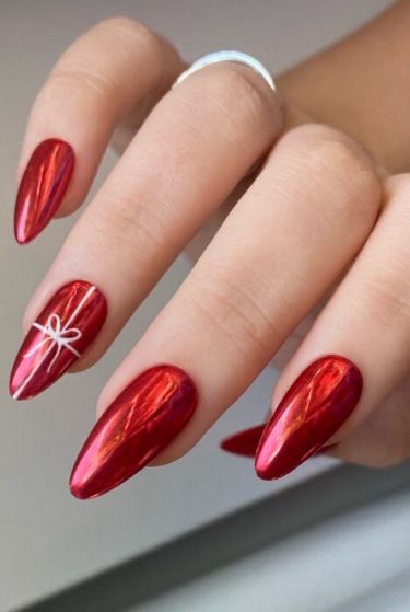 Delikatne świąteczne paznokcie czerwone długie