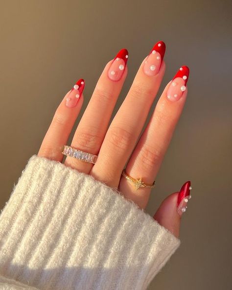 Delikatne świąteczne paznokcie klasyczne