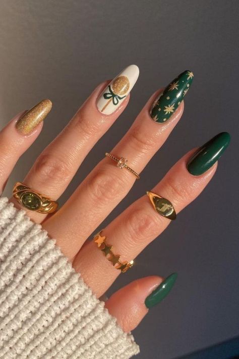 Delikatne świąteczne paznokcie zielone