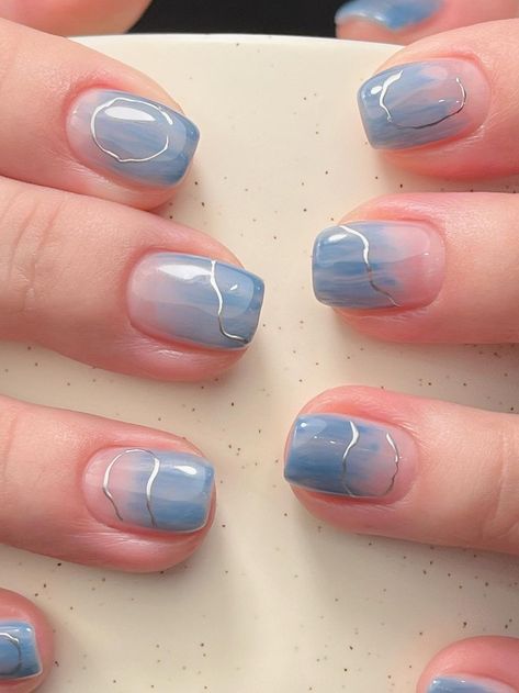 Delikatny niebieski manicure
