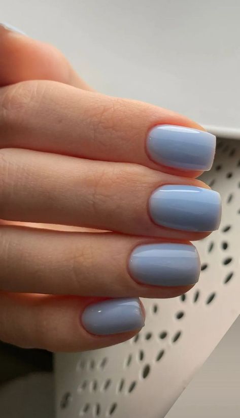 Delikatny niebieski manicure klasyczny