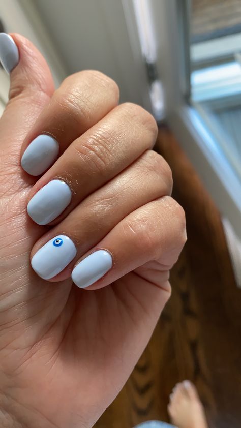 Delikatny niebieski manicure krótki