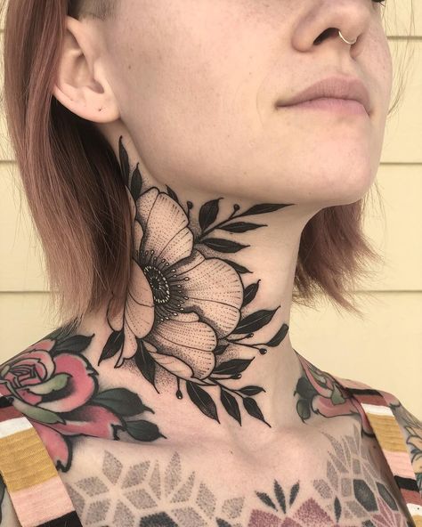 Duże i rozbudowane tatuaże na szyi