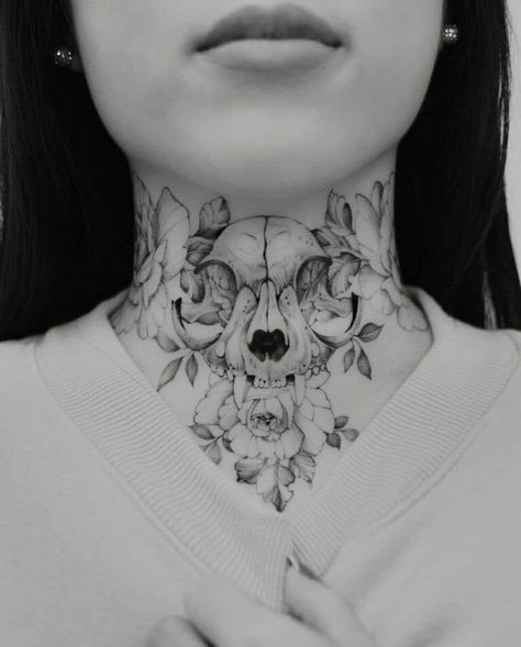 Duże tatuaże na szyi czaszka