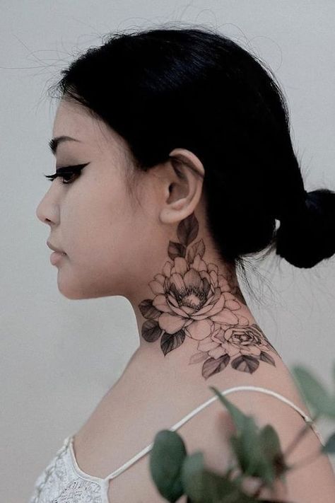 Duże tatuaże na szyi kwiaty