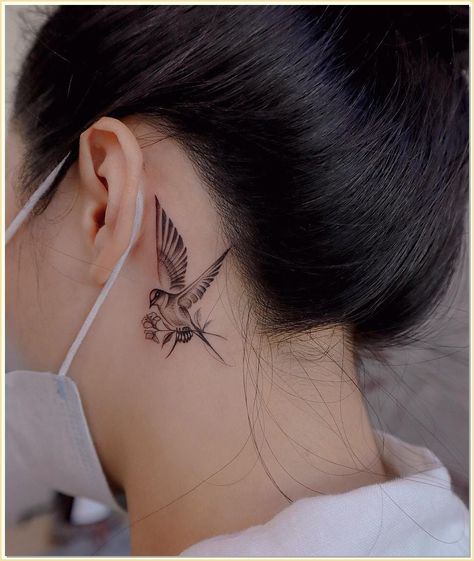 Duże tatuaże na szyi ptak