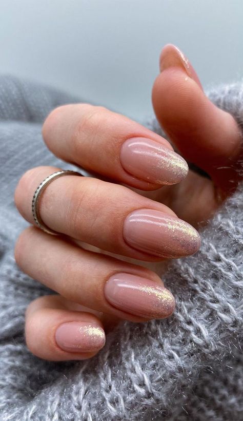 Eleganckie jasne paznokcie złote