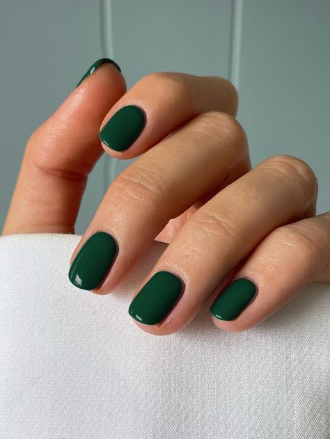 Eleganckie krótkie paznokcie zielone