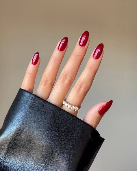 Eleganckie paznokcie czerwone długie