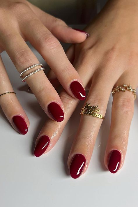Eleganckie paznokcie czerwone klasyczne
