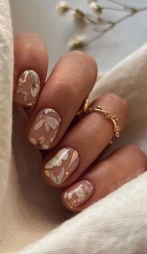 Eleganckie paznokcie złote z kwiatkami
