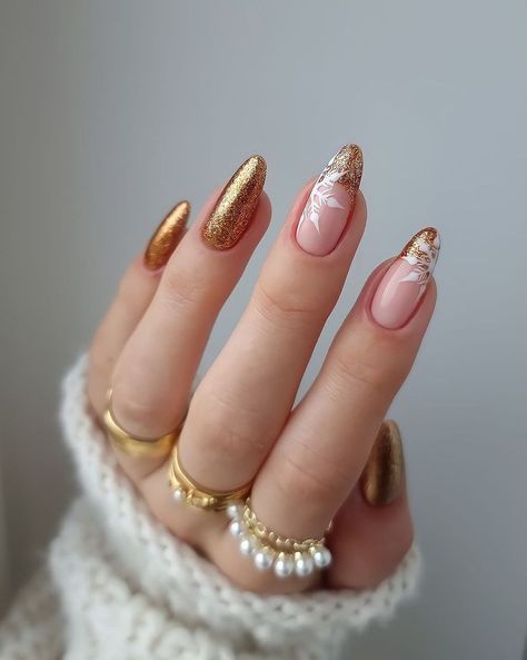 Eleganckie złote paznokcie na Wigilię długie