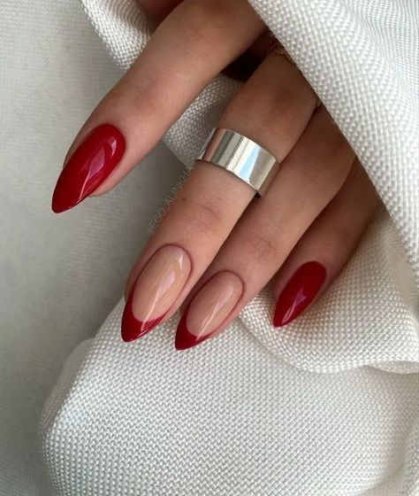 Klasyczne czerwone paznokcie zimowe french