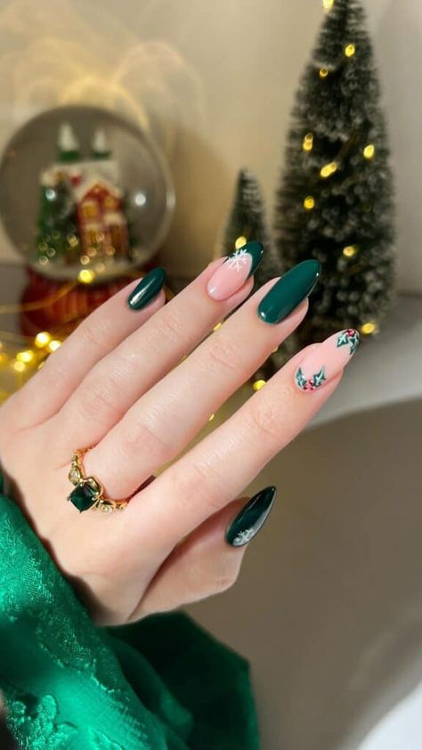 Klasyczne świąteczne paznokcie zielone
