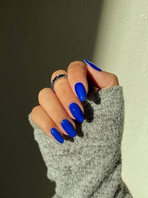 Kobaltowy manicure długi