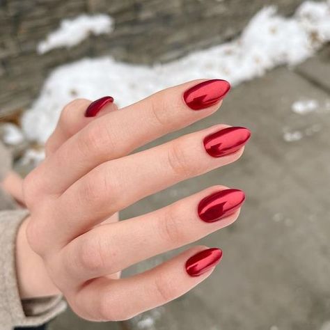Kolory paznokci na zimę metaliczne czerwone paznokcie