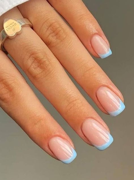 Manicure niebieski delikatny