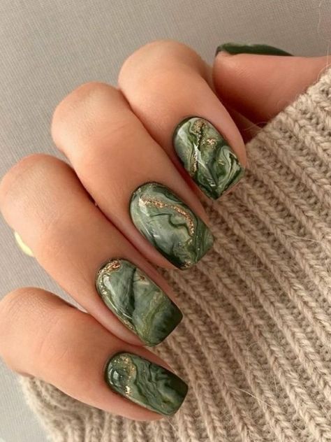 Marmurkowe zielone świąteczne paznokcie