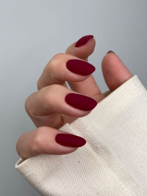Matowy czerwony manicure