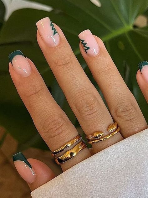 Modne minimalistyczne świąteczne paznokcie zielone