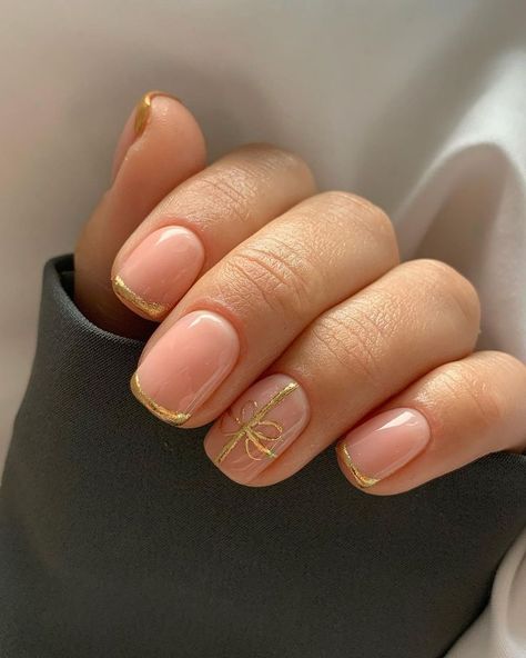 Modne minimalistyczne świąteczne paznokcie złote
