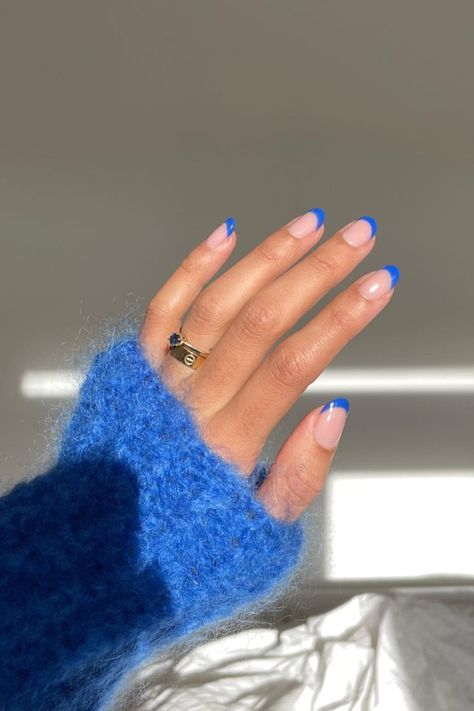 Niebieski manicure french kwadratowy