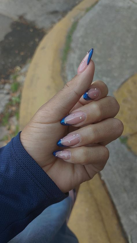 Niebieski manicure french z kszystałkami