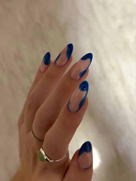 Niebieski manicure geometryczny french