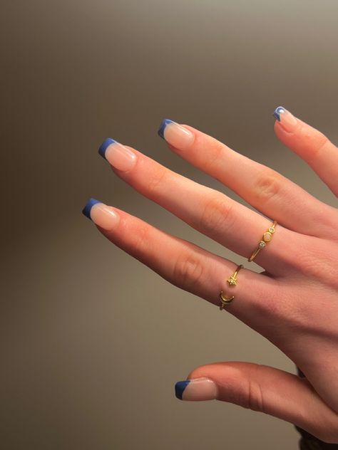 Niebieski manicure kwadratowy french