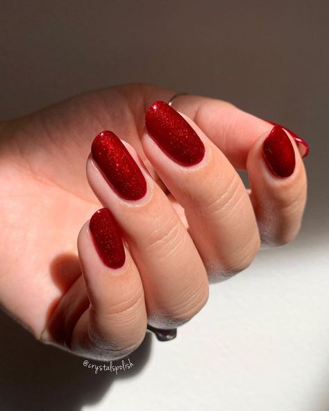 Świąteczny manicure czerwony