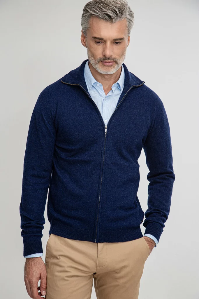 Stylizacje męskie na wigilię w pracy koszula ze swetrem błękitna