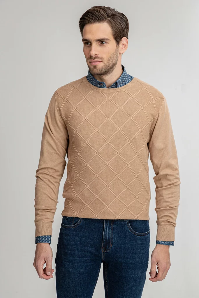 Stylizacje męskie na wigilię w pracy sweter