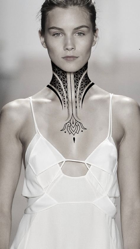 Tatuaże geometryczne na szyi duże