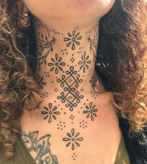 Tatuaże geometryczne na szyi duży