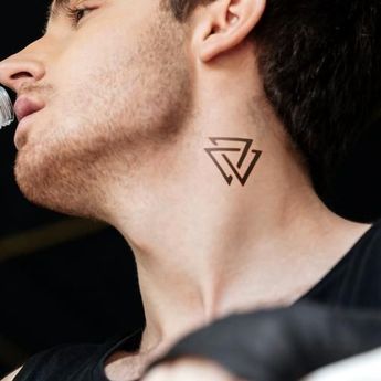 Tatuaże geometryczne na szyi mały