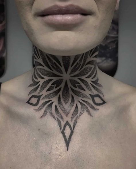 Tatuaże geometryczne na szyi