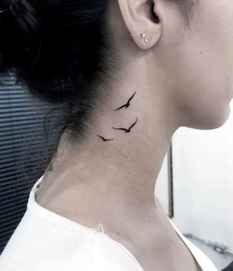 Tatuaże na szyi małe ptaki