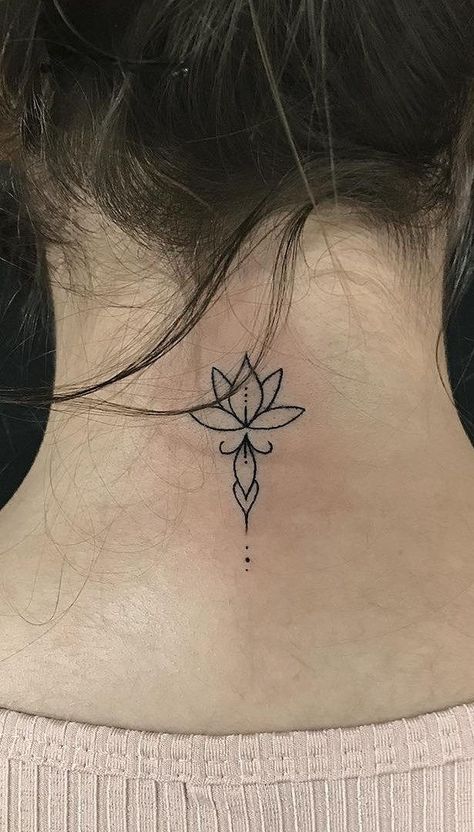 Tatuaże na szyi mały kwiat