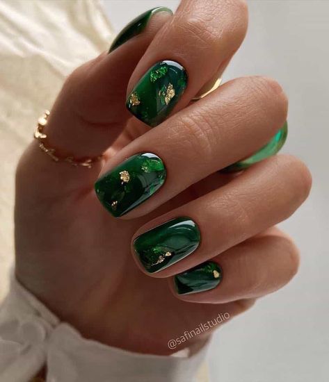 Zielone paznokcie na Wigilię ze złotem