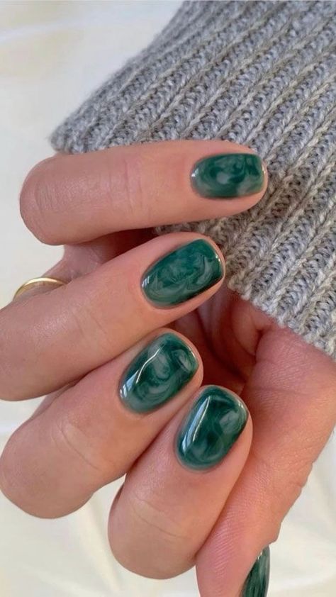 Zielone zimowe paznokcie marmurkowe