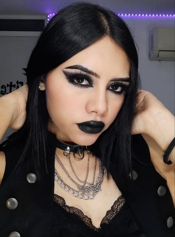 czarna szminka i ciemny makijaż
