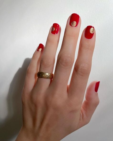 czerwony manicure ze złotym