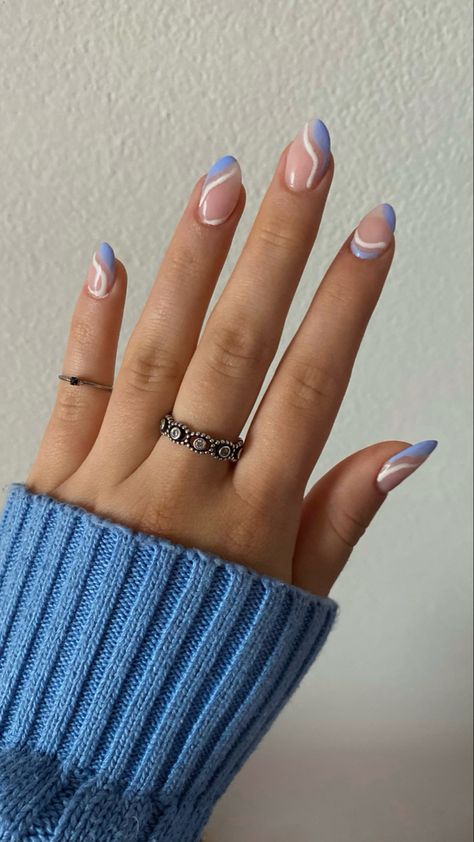 delikatny niebieski manicure